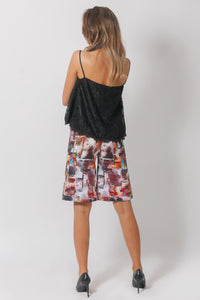 Classic high-waisted shorts with print