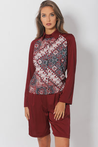 Classic shirt with raglan sleeves and a graphic print at the front
